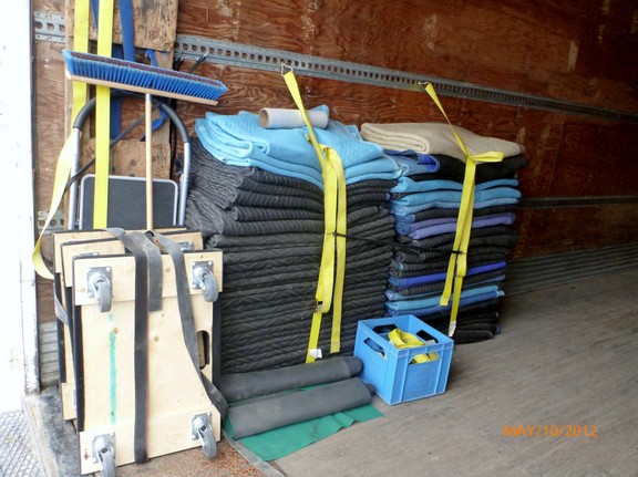 Moving pads and straps for securing items